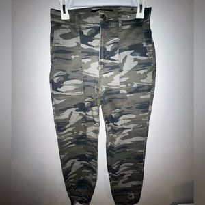 EXPRESS- CAMO JOGGER PANT